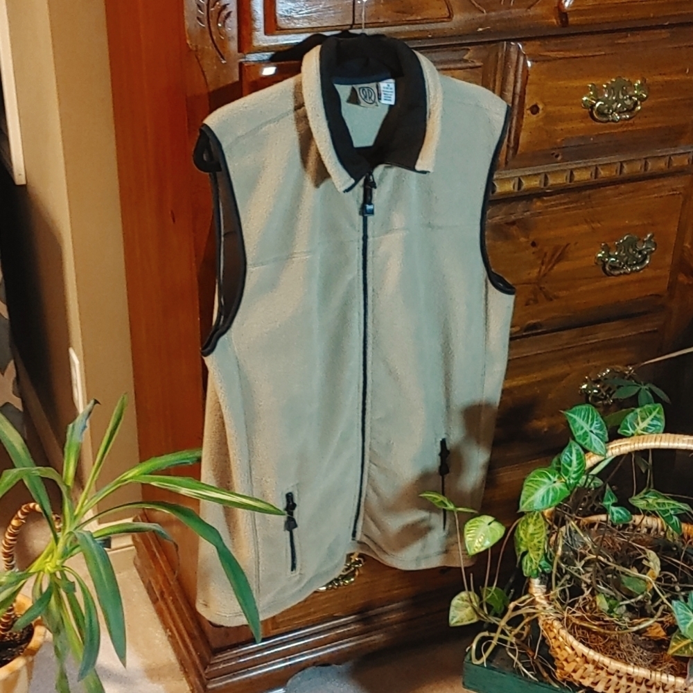 🤔R&R Women's tan and black zip vest